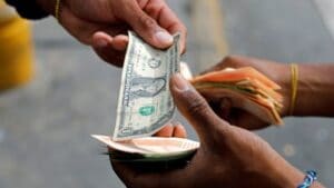 US dollar along Venezuelan bolivars at the hands of Venezuelans. File photo.