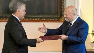 President Iván Duque and ICC prosecutor Karim Khan signed a compromise agreement last October 2021 and a preliminary investigation into human rights violations in Colombia was shelved. - Photo: AFP.