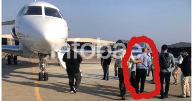 Clíver Alcalá (circled in red) being "deported" to the US. He is not in handcuffs. Hugs and handshakes were part of the "operation," similar to picking up a top US bureaucrat. Photo: Infobae.