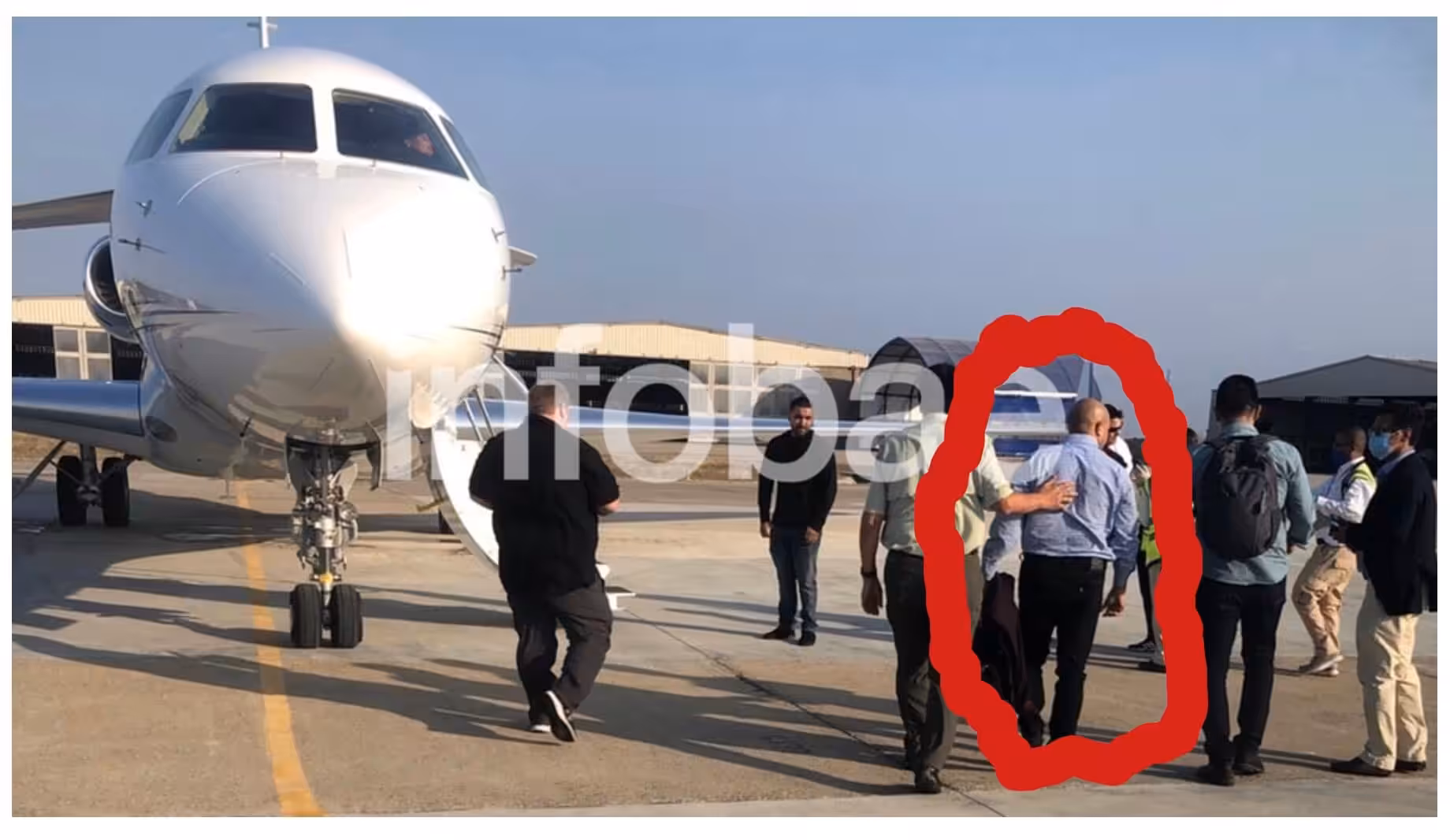 Clíver Alcalá (circled in red) being "deported" to the US. He is not in handcuffs. Hugs and handshakes were part of the "operation," similar to picking up a top US bureaucrat. Photo: Infobae.
