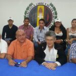 Henry Ramos Allup , with a black jacket (right) next to Sergio Garrido, with a cap (to his right). Photo by Twitter / @nelsonguillen64.