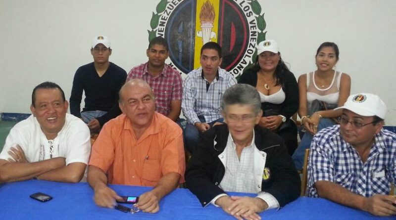 Henry Ramos Allup , with a black jacket (right) next to Sergio Garrido, with a cap (to his right). Photo by Twitter / @nelsonguillen64.