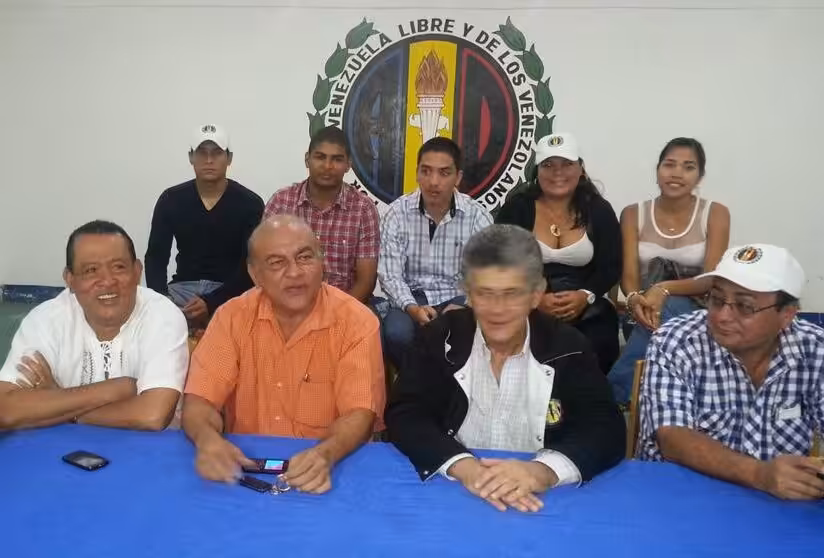 Henry Ramos Allup , with a black jacket (right) next to Sergio Garrido, with a cap (to his right). Photo by Twitter / @nelsonguillen64.