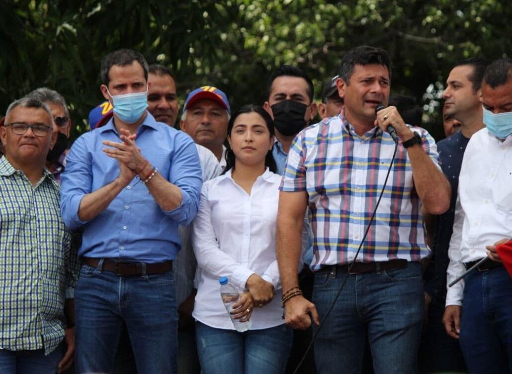 Juan Guaido (left in blue shirt), Aura Silva (center) and Freddy Superlano (right with a mic) during a political rally in Barinas state last Sunday. Photo by Twitter / @freddysuperlano.