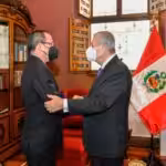 Venezuelan ambassador to Peru, Alexander Yánez, being greeted by Peruvian chancellor Oscar Maurtúa de Romaña. Photo by Twitter / @CancilleriaPeru.