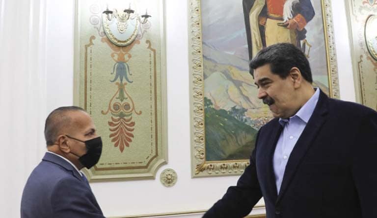 Opposition Zulia state governor meets President Nicolas Maduro in the Miraflores Palace after being proclaimed as winner in the 21N regional elections. Photo by Twitter / @luchalmada.