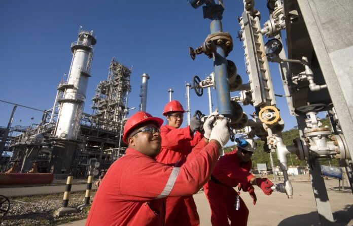 Venezuelan oil workers in a refinery, working to generate the revenue much needed by millions of Venezuelans affected by the illegal US and European blockade. File photo.