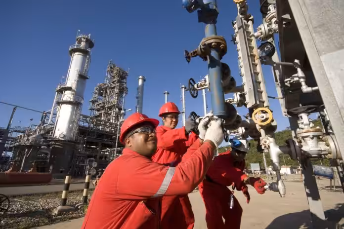 Venezuelan oil workers in a refinery, working to generate the revenue much needed by millions of Venezuelans affected by the illegal US and European blockade. File photo.