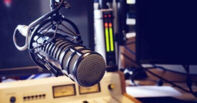 Radio station studio. Referential photo.