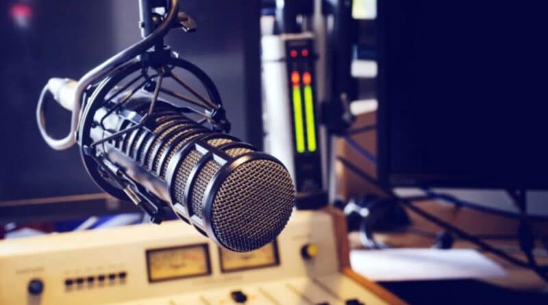Radio station studio. Referential photo.