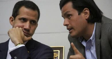 Former deputy Juan Guaido (left) and Carlos Paparoni (right). File photo.