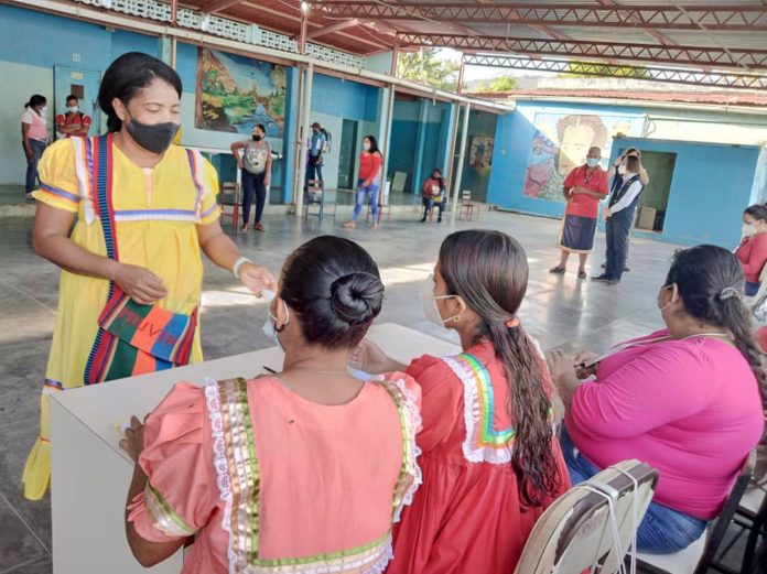 Venezuelan indigenous woman during the voting process. Photo by Twitter / @taniadamelio.