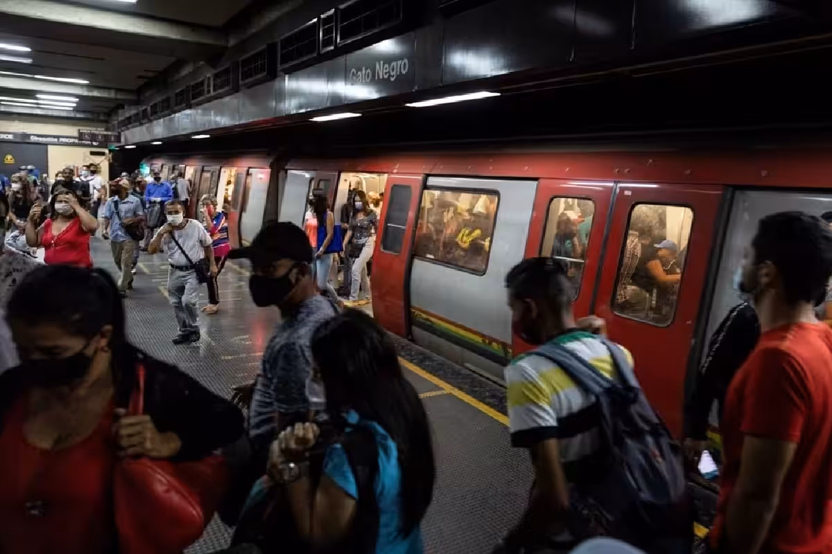 Caracas Metro users exiting CESCE trains. FIle photo.