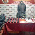 The FANB of Venezuela captures a member of paramilitary drug-trafficking group on the border with Colombia who was carrying weapons and explosives used for drug trafficking purposes. Photo by GNB.