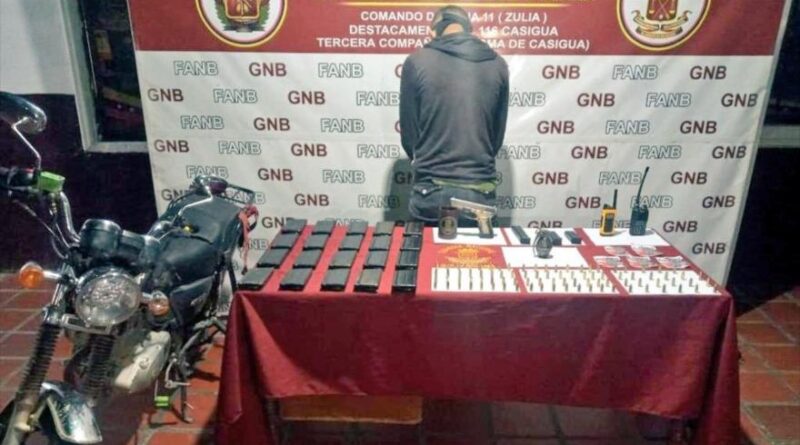 The FANB of Venezuela captures a member of paramilitary drug-trafficking group on the border with Colombia who was carrying weapons and explosives used for drug trafficking purposes. Photo by GNB.