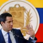 Former deputy Guaido last November during a fake press conference a few minutes before the Venezuelan coat of arms in his back felt. Photo by Leonardo Fernández Viloria / Reuters.