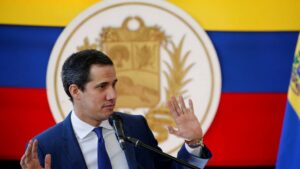 Former deputy Guaido last November during a fake press conference a few minutes before the Venezuelan coat of arms in his back felt. Photo by Leonardo Fernández Viloria / Reuters.