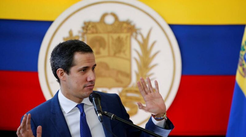 Former deputy Guaido last November during a fake press conference a few minutes before the Venezuelan coat of arms in his back felt. Photo by Leonardo Fernández Viloria / Reuters.