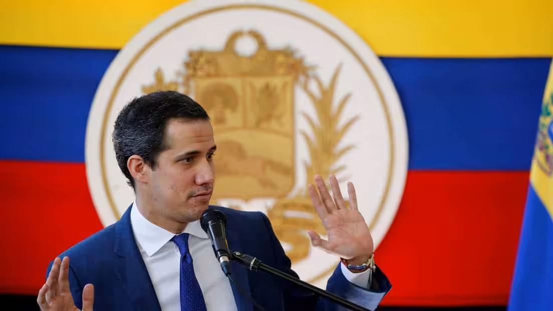 Former deputy Guaido last November during a fake press conference a few minutes before the Venezuelan coat of arms in his back felt. Photo by Leonardo Fernández Viloria / Reuters.
