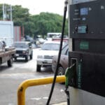 Line of cars in a Venezuelan gas station. Photo by Jesus Abinazar / Primicia.