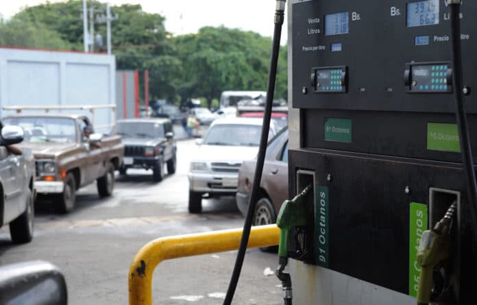 Line of cars in a Venezuelan gas station. Photo by Jesus Abinazar / Primicia.