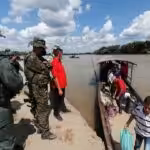 Venezuelan military personnel supervising the arrival of Colombians escaping recent violent clashes between paramilitary drug trafficking groups in Arauca (Colombia). Photo by Twitter/ @vladimirpadrino.