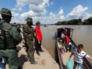 Venezuelan military personnel supervising the arrival of Colombians escaping recent violent clashes between paramilitary drug trafficking groups in Arauca (Colombia). Photo by Twitter/ @vladimirpadrino.