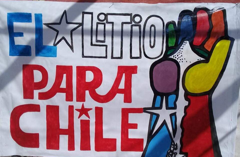 Banner reading "Lithium for Chile." Photo by Twitter / @SoniaIngrid5.