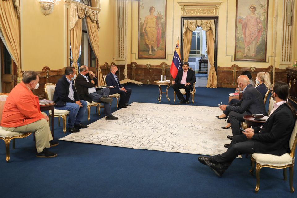 President Nicolas Maduro meeting at the Miraflores Palace with recently appointed opposition governors this Monday, January 24. Photo: Presidential Press.