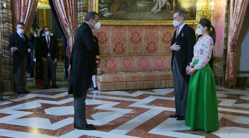 Featured image: Venezuelan head of diplomatic mission in Spain, Mauricio Rodriguez, greeting the King of Spain, Felipe IV, and his wife, Queen Letizia. Photo by Twitter/@EmbVZLA_enEsp.