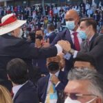 Venezuelan Foreign Affairs Minister Félix Plasencia and the Governor of Miranda state, Héctor Rodríguez greet new Honduran authorities during Xiomara Castro's inauguration ceremony on January 27. Photo: Twitter / @PlasenciaFelix