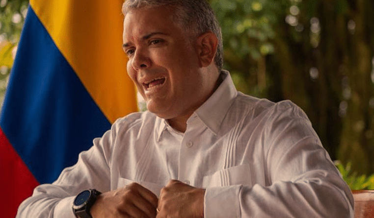 Colombia's President Iván Duque speaking to the camera, with his nation's flag in the background. Photo: Últimas Noticias 