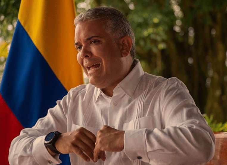 Colombia's President Iván Duque speaking to the camera, with his nation's flag in the background. Photo: Últimas Noticias 