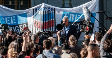 Environmental and human rights lawyer Steve Donziger addresses media and supporters after receiving a six-month prison sentence in Chevron's lawfare case against him, on October 1, 2021. Photo: Twitter / @SDonziger