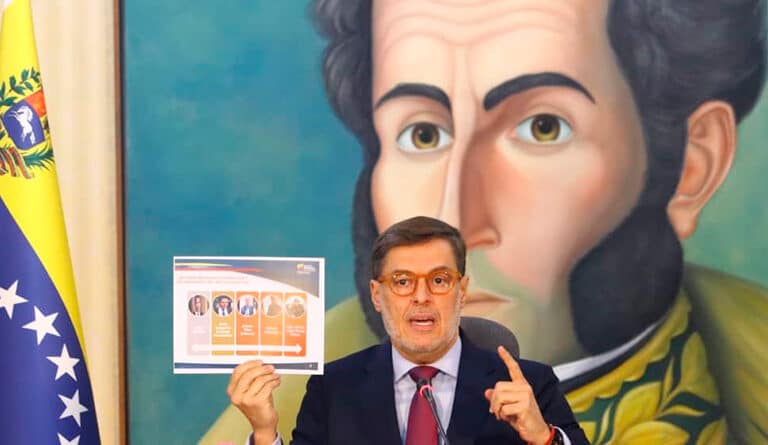 Foreign Minister Félix Plasencia presented this January 19 the evidence to national and international media of the robbery of the Venezuelan Embassy in Bolivia. Photo by Venezuela's MFA.