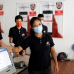 CNE member explains how the voting machine works to EU electoral observers, Caracas, Venezuela, November 4, 2021. Photo: Reuters.