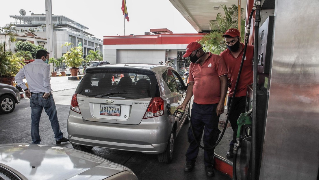 Gas station workers at a service station in Caracas, Venezuela, on June 1, 2020. SOPA Images / Legion-Media.
