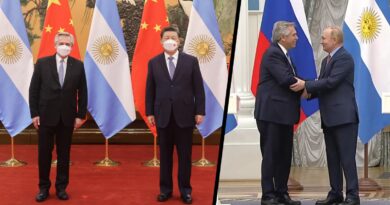 Argentine President Alberto Fernández with Xi Jinping, president of China (left), and with Vladimir Putin, president of Russia (right). Photo composition by Multipolarista.
