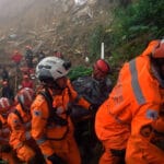 Rescuers move two corpses in Alto da Serra, a sector affected by the catastrophe. Petrópolis, Brazil, this Saturday, February 19, 2022. Photo: APF.