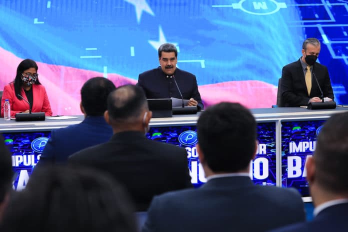 President Nicolas Maduro (center), Vice President Delcy Rodriguez (left) and Minister for Petroleum Tareck El Aissami (right) during the televised event announcing economic decisions. Photo: Presidential Press.