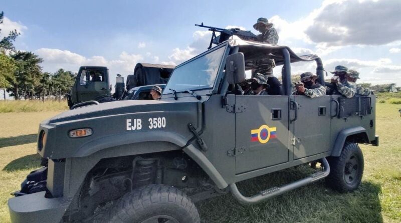Venezuelan militias and army officers patrolling the border with Colombia in Apure state. Photo: Twitter / @dhernandezlarez