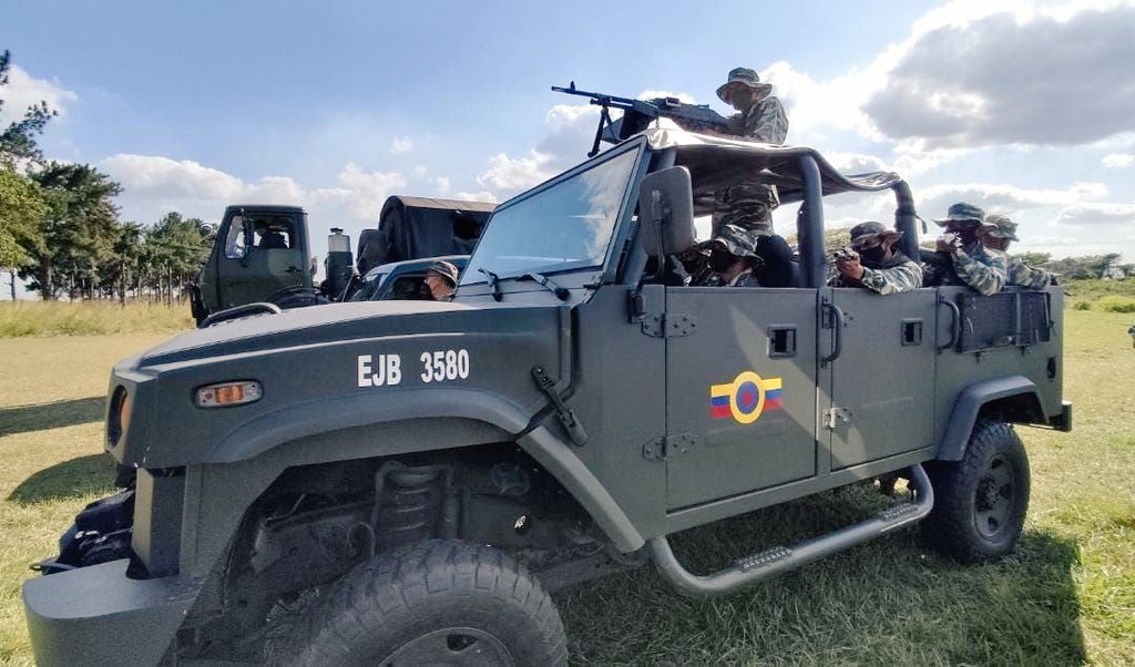 Venezuelan militias and army officers patrolling the border with Colombia in Apure state. Photo: Twitter / @dhernandezlarez