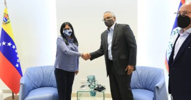 Venezuelan Vice President Delcy Rodriguez (left) greeting Belize's Foreign Affairs Minister Raul Li Causi (right). Photo: Twitter / @PartidoPSUV.