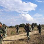 Featured image: Venezuelan Militia and Army patrolling the border with Colombia to expel any Colombian paramilitary and criminal groups. Photo: Twitter / @dhernandezlarez.