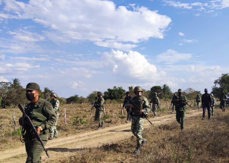 Featured image: Venezuelan Militia and Army patrolling the border with Colombia to expel any Colombian paramilitary and criminal groups. Photo: Twitter / @dhernandezlarez.