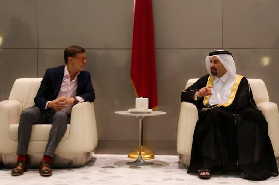 Venezuelan Foreign Affairs Minister Felix Plasencia (left) being greeted by Chief Adviser Counselor of the Ministry of State for Energy, Sheikh Mishaal bin Jaber Al Thani from Qatar. Photo: Twitter / @PlasenciaFelix.