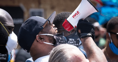 Terrence Floyd, George Floyd's brother speaks at his brother's memorial at Chicago Ave and E 38th St in Minneapolis, Minnesota. Photo: Lorie Shaull/Wikicommons