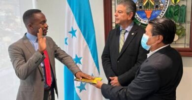 Garífuna doctor Luther Castillo Harry, who graduated from Cuba's ELAM, is now a member of the Honduran executive of President Xiomara Castro. Photo: Prensa Latina