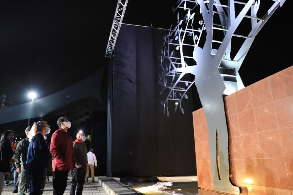 President Nicolas Maduro and his wife, CIlia Flores reviewing an artistic celebration of Commander Hugo Chavez. Photo: Últimas Noticias.