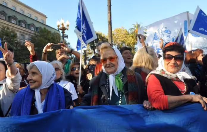 Mothers of Plaza de Mayo during a 2017 protest in Buenos Aires. File photo by ENRIQUE GARCÍA MEDINA/El Pais.